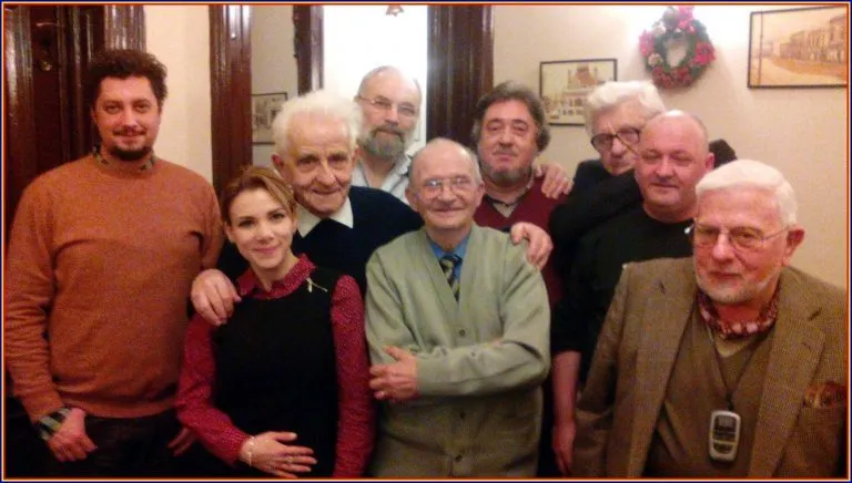 Claudiu Târziu (stânga) și soția lui, Adela Ioana (tot din AUR), cu Șerban Suru (în spate)