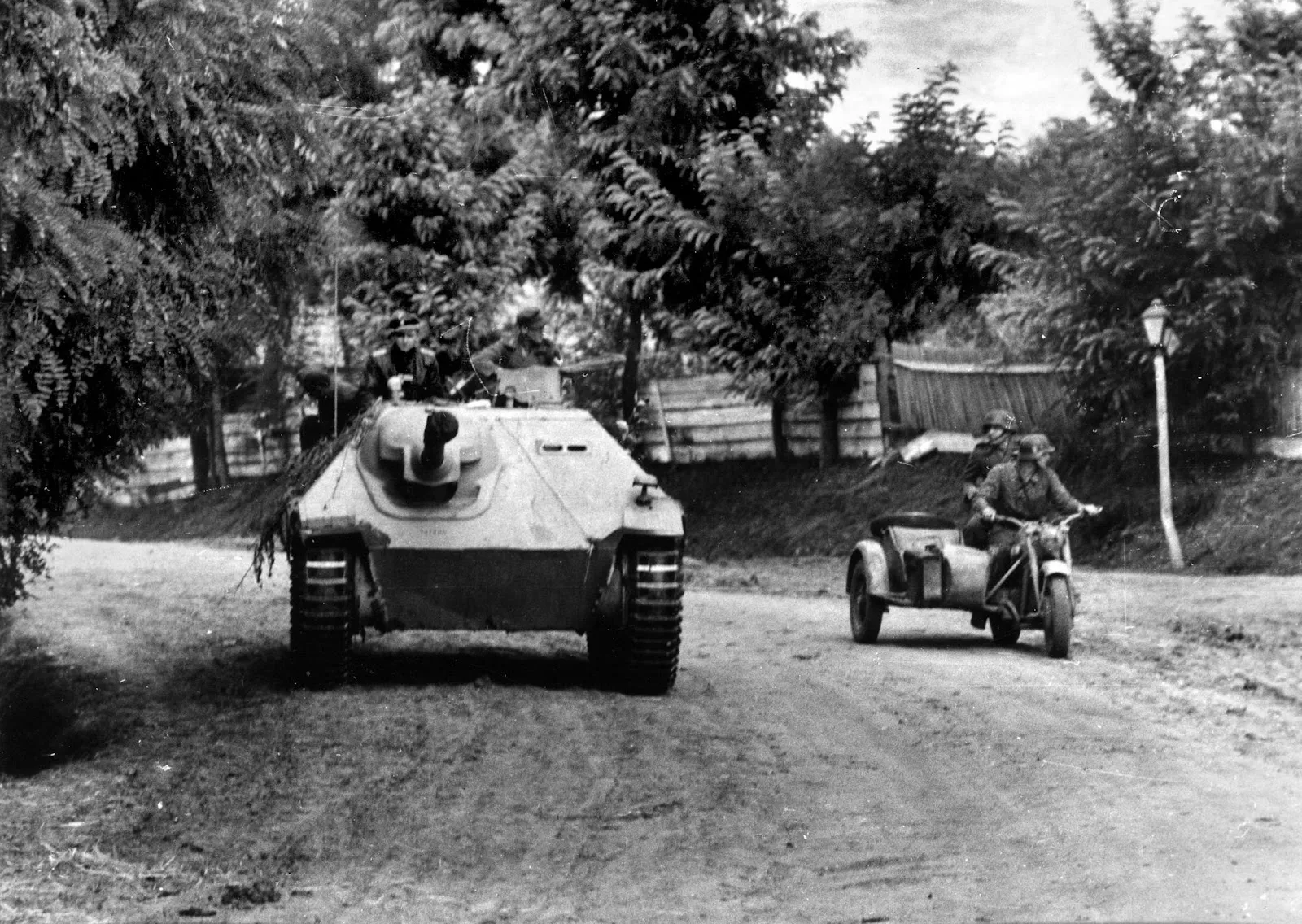 „Singurul proiect reușit ca tun autopropulsat pentru germani a fost Hetzer, bazat pe [șasiul] ceh. Mai precis, ar fi fost destul de eficient în perioada 1942–1943. Totuși, producția lui a început abia în 1944, iar până atunci, un tun antitanc de 75 mm și o blindaj de 60 mm nu mai reprezentau ceva serios.” (Ibid., p. 307)